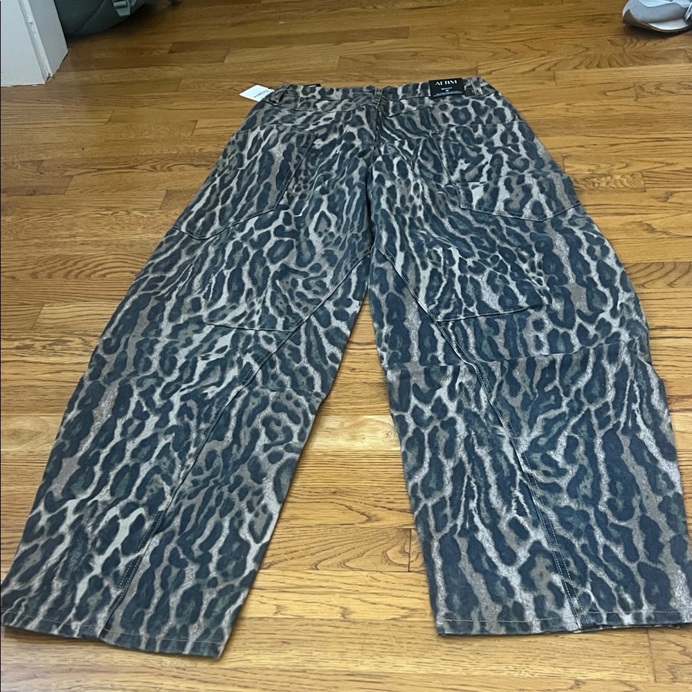 AFRM Bexley Leopard Barrel Leg Jeans size 26 - Picture 9 of 9
